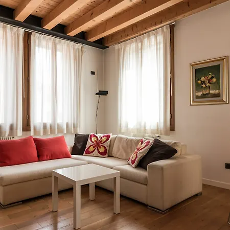 Heart Of Piazza Signori Apartment